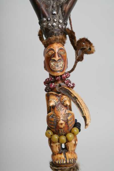 Iv.     Luba (porte flèche), d`afrique : Rép.démoncratique du Congo., statuette Iv.     Luba (porte flèche), masque ancien africain Iv.     Luba (porte flèche), art du Rép.démoncratique du Congo. - Art Africain, collection privées Belgique. Statue africaine de la tribu des Iv.     Luba (porte flèche), provenant du Rép.démoncratique du Congo., 948/87.Porte flèche en bois 30cm.h.;la statue Songé en ivoire entourée de très anciennes perles et une dent au cou. La h.35cm.,la pointe en fer 28cm.h..Ayant sans doute appartenu à une personnalité royale.Il se plantait dans le sol et les flèches se mettaient à l